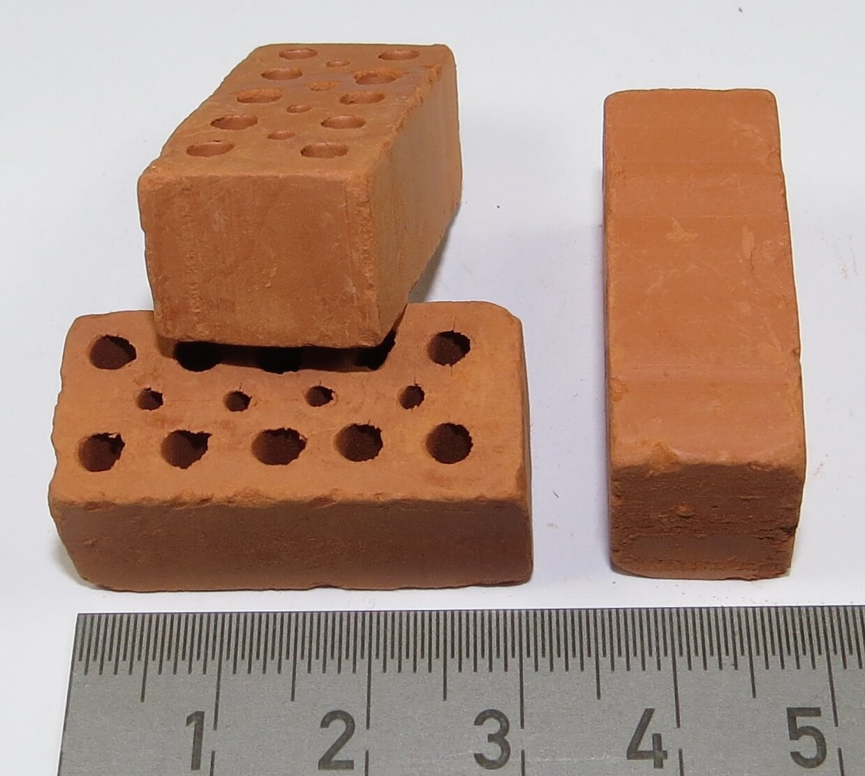 Satz Ziegel-Lochstein, rot, 24 Stück.  Je ca. 31x15x12mm