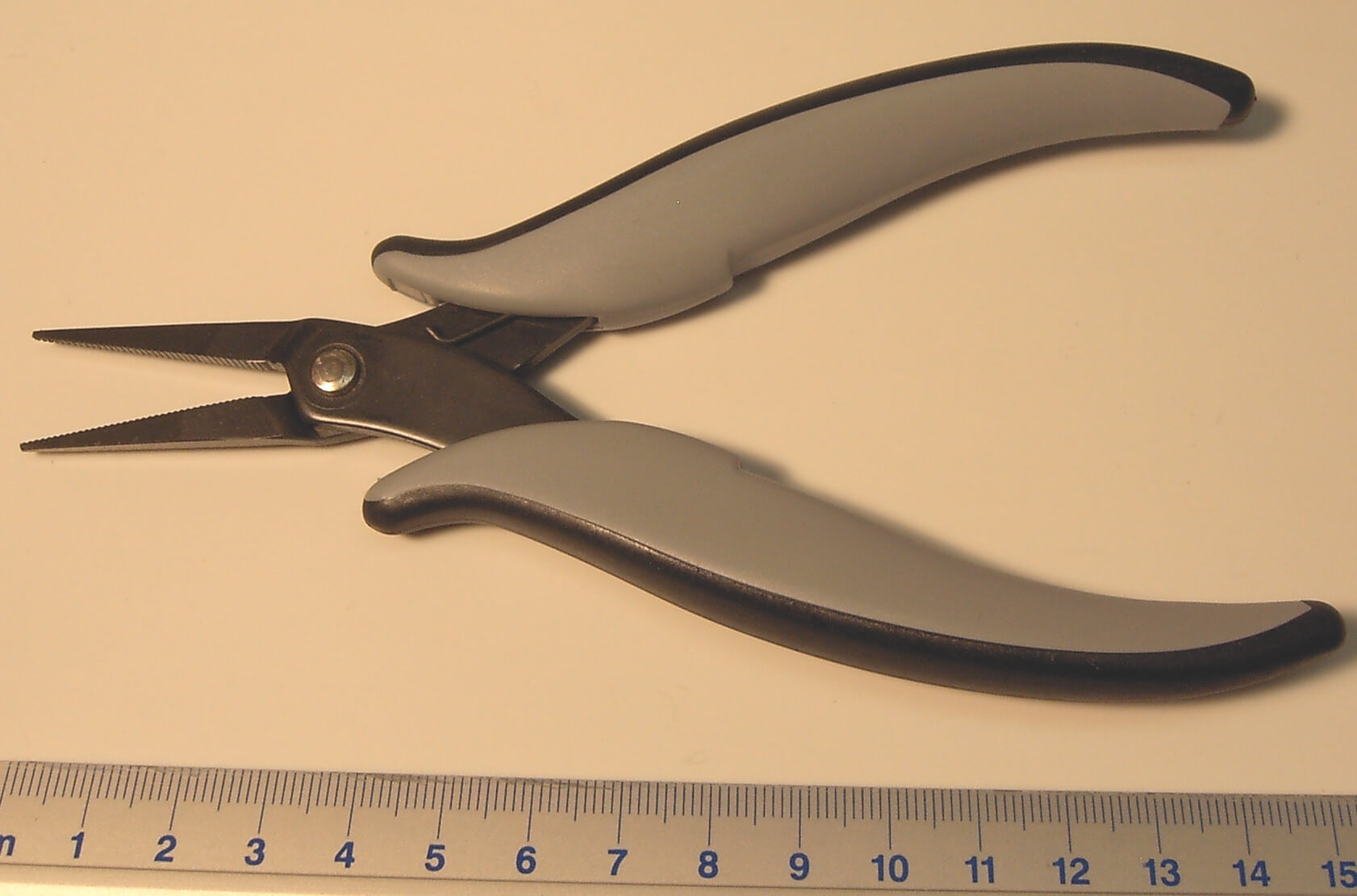 Greifzange, spitze Backen, gerade. 160mm Geriffelte Greifzange, spitze Backen, gerade. 160mm Geriffelte