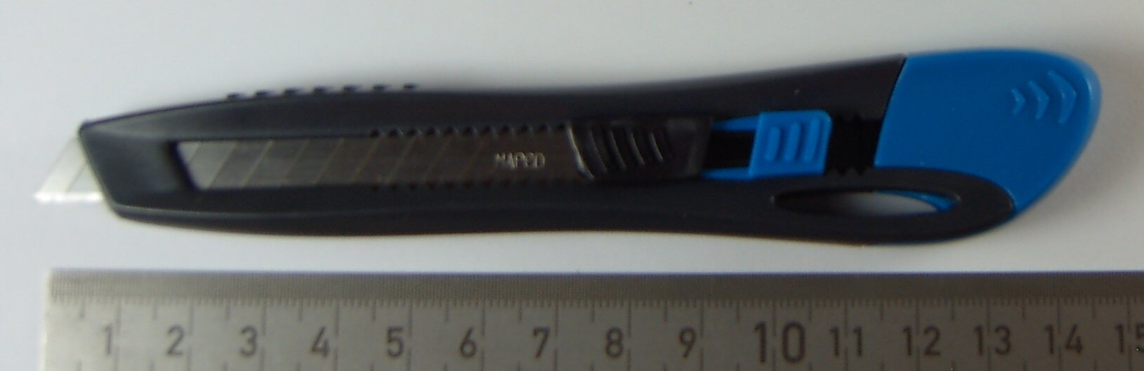 Cutter (Scheidmesser) mit integrierter Abbrech-Hilfe im 1 Cutter (Scheidmesser) mit integrierter Abbrech-Hilfe im