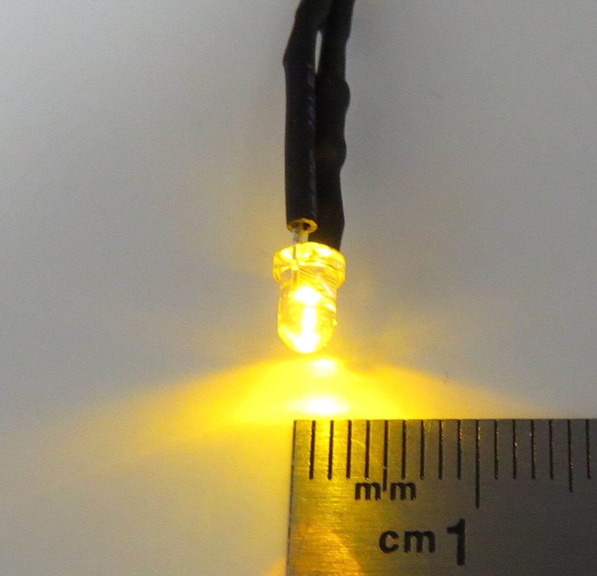 1 LED gelb 3mm, klares Gehäuse, mit ca. 25cm Litzen, mit    