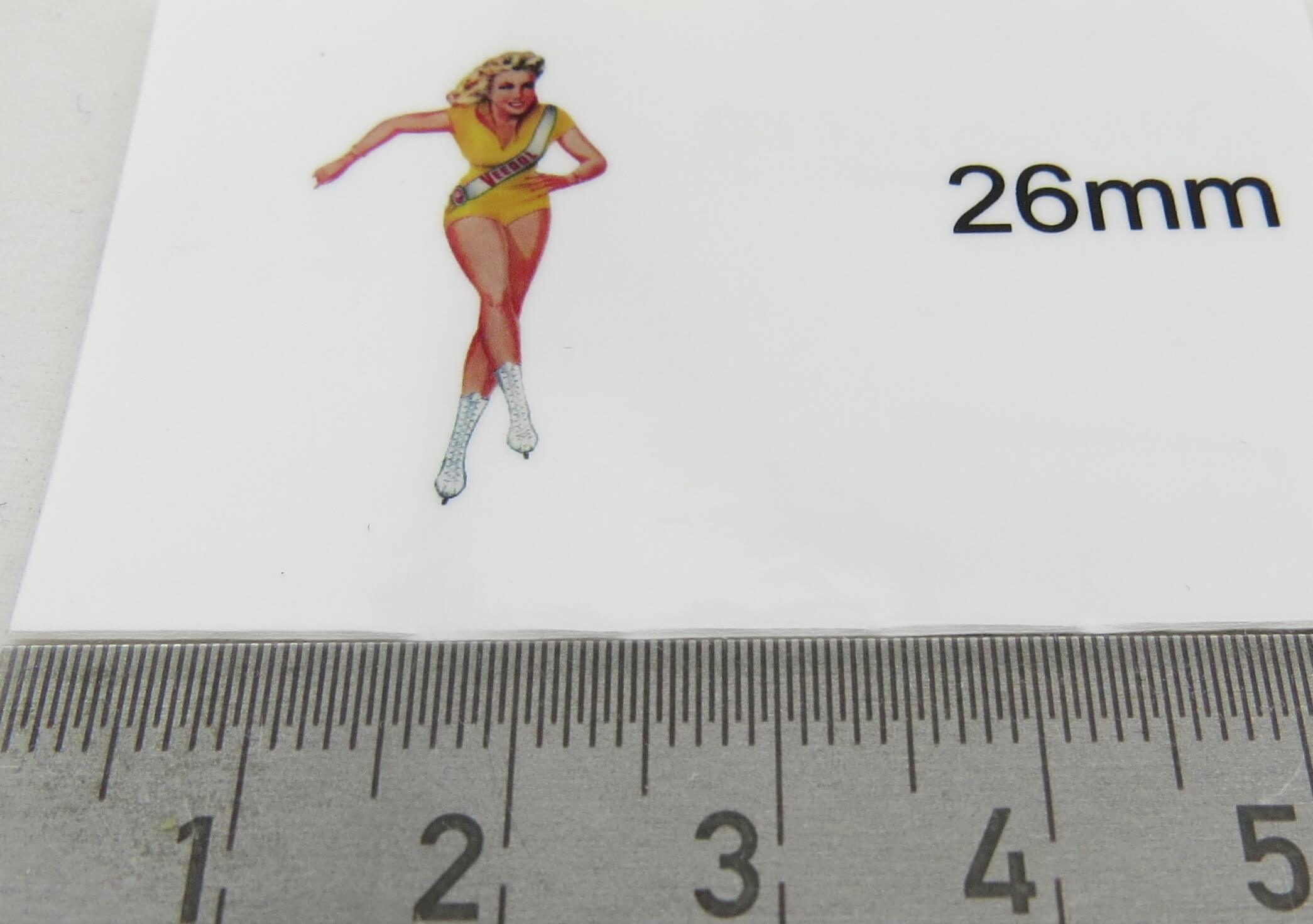 Veedol-Mädchen auf weißer selbstklebender Folie. 26mm V2