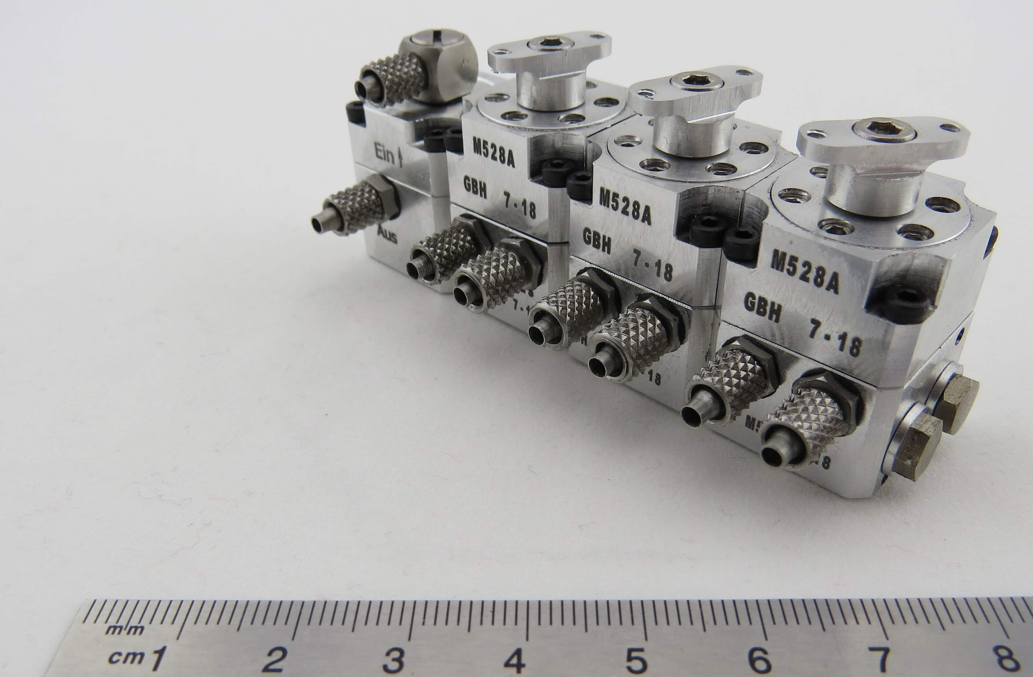 Hydraulik-Steuerventil 3-fach mit Ein-/Auslass-Block        