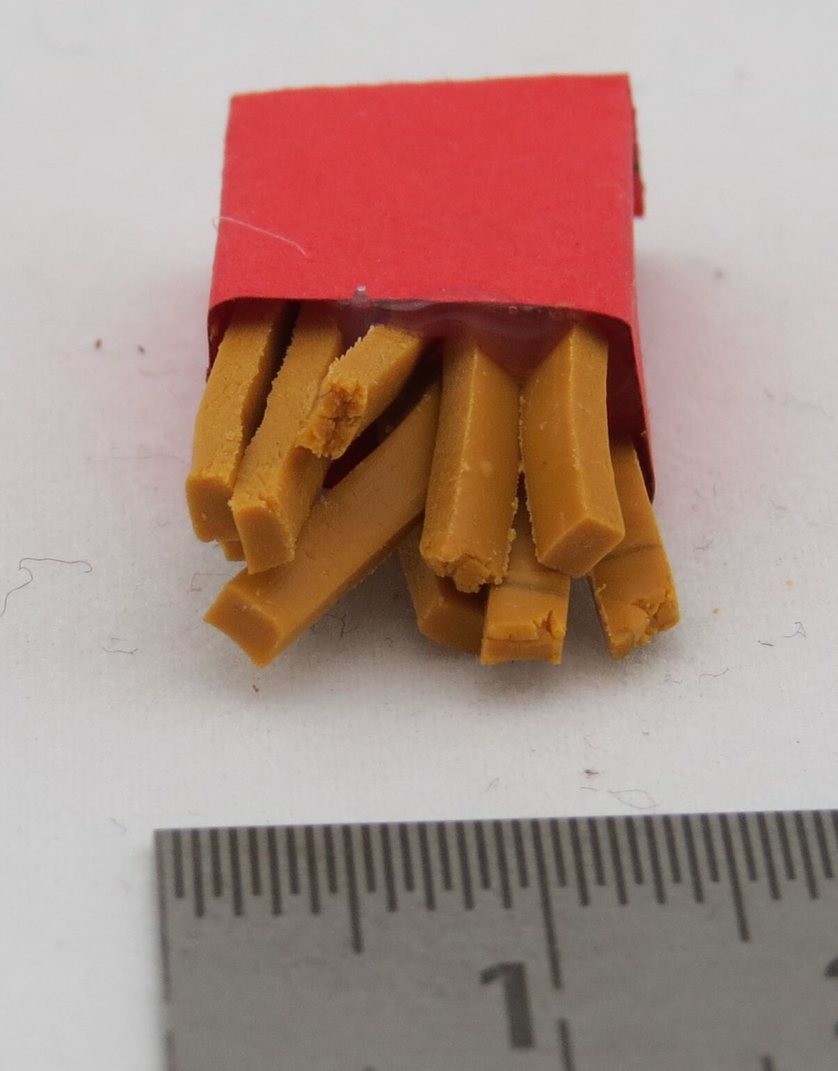 1 Tüte Pommes Frites. Ca. 13x22mm. -Nicht zum Verzehr geeign