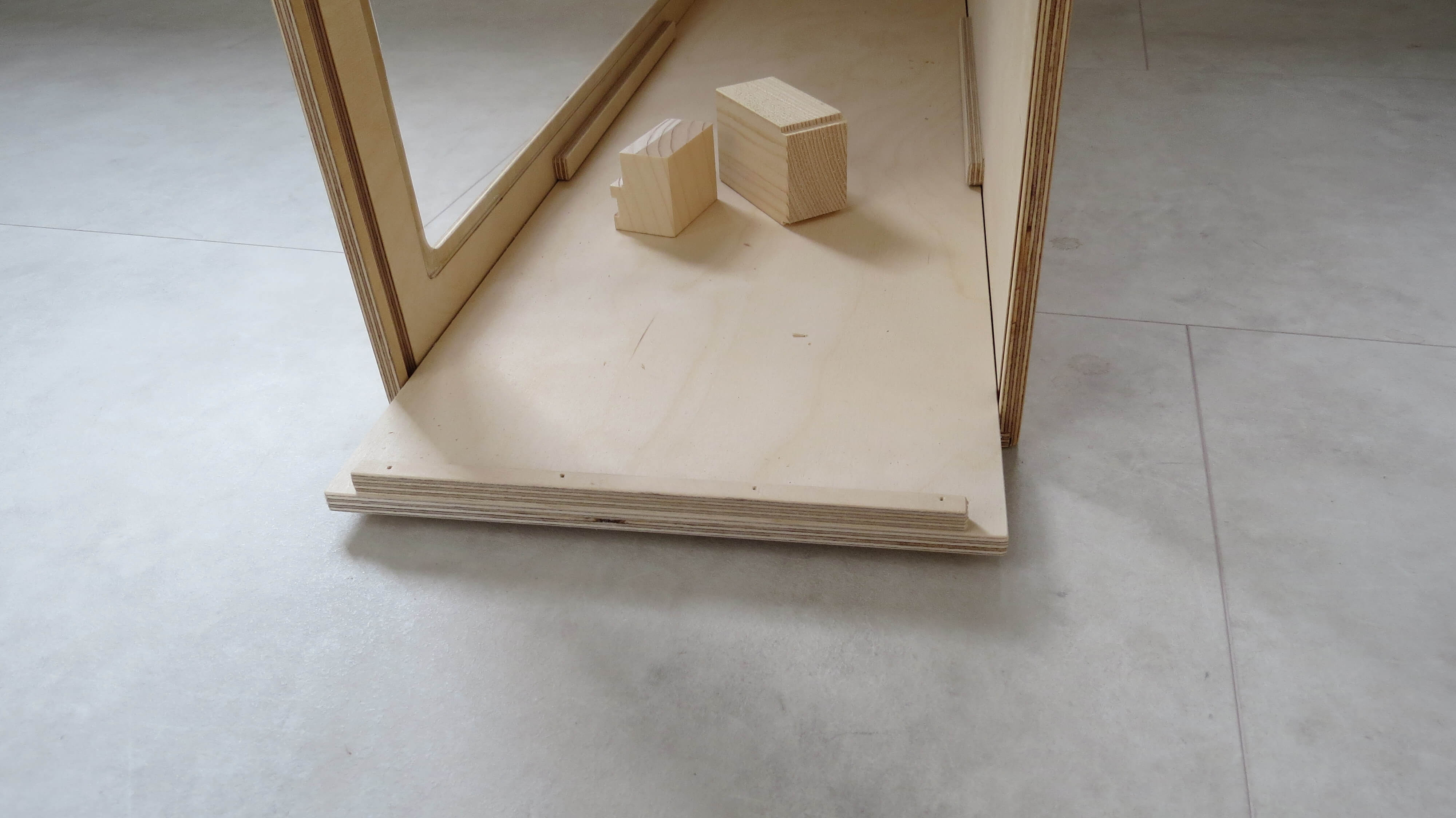 Transportbox aus 9mm Birke-Multiplex. Die Box ist lackiert  