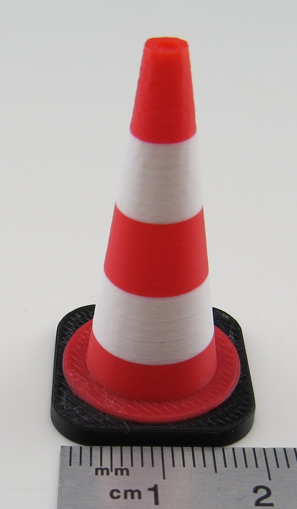 Trafik konisi (orijinalinde 50 cm). Tamiya ölçeği. Kırmızı/beyaz/siyah