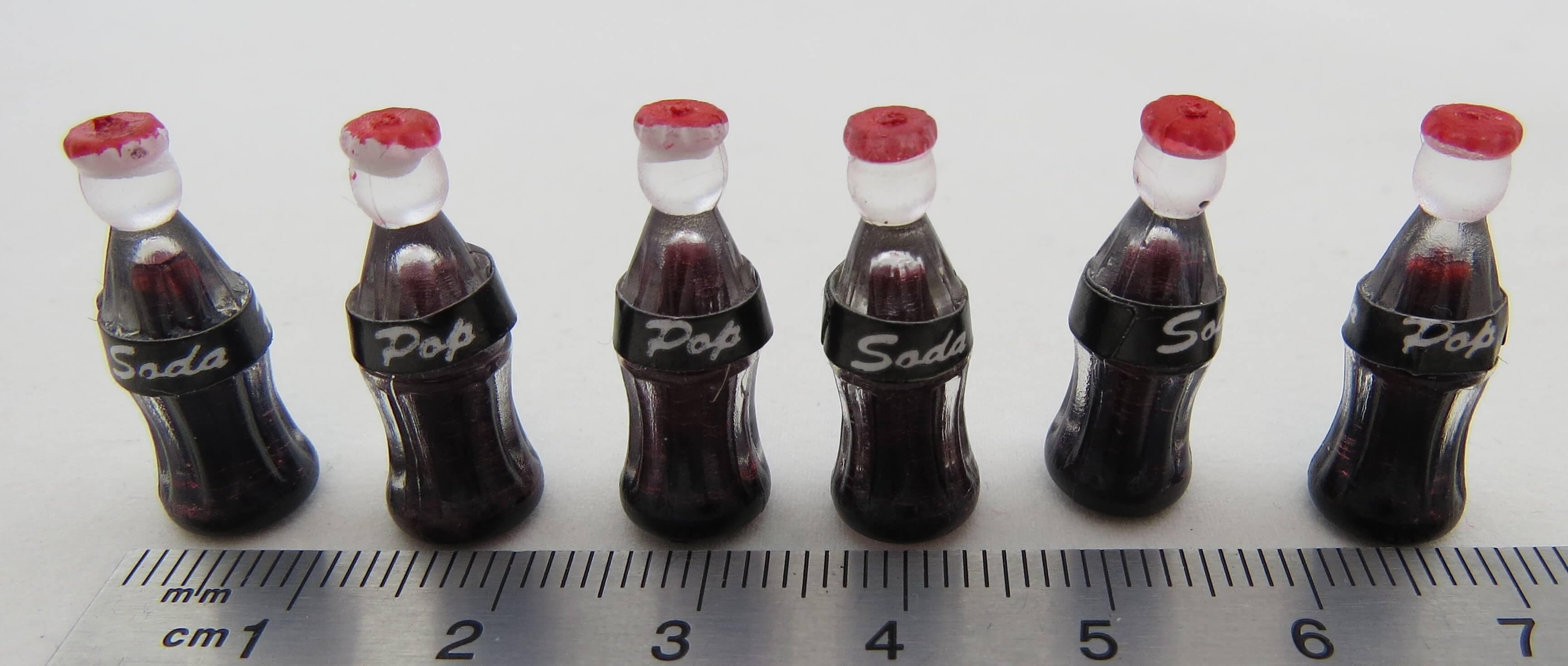 Flasche Cola. Ca. 22mm Höhe. Ca. 9mm Durchmesser. Klar mit  