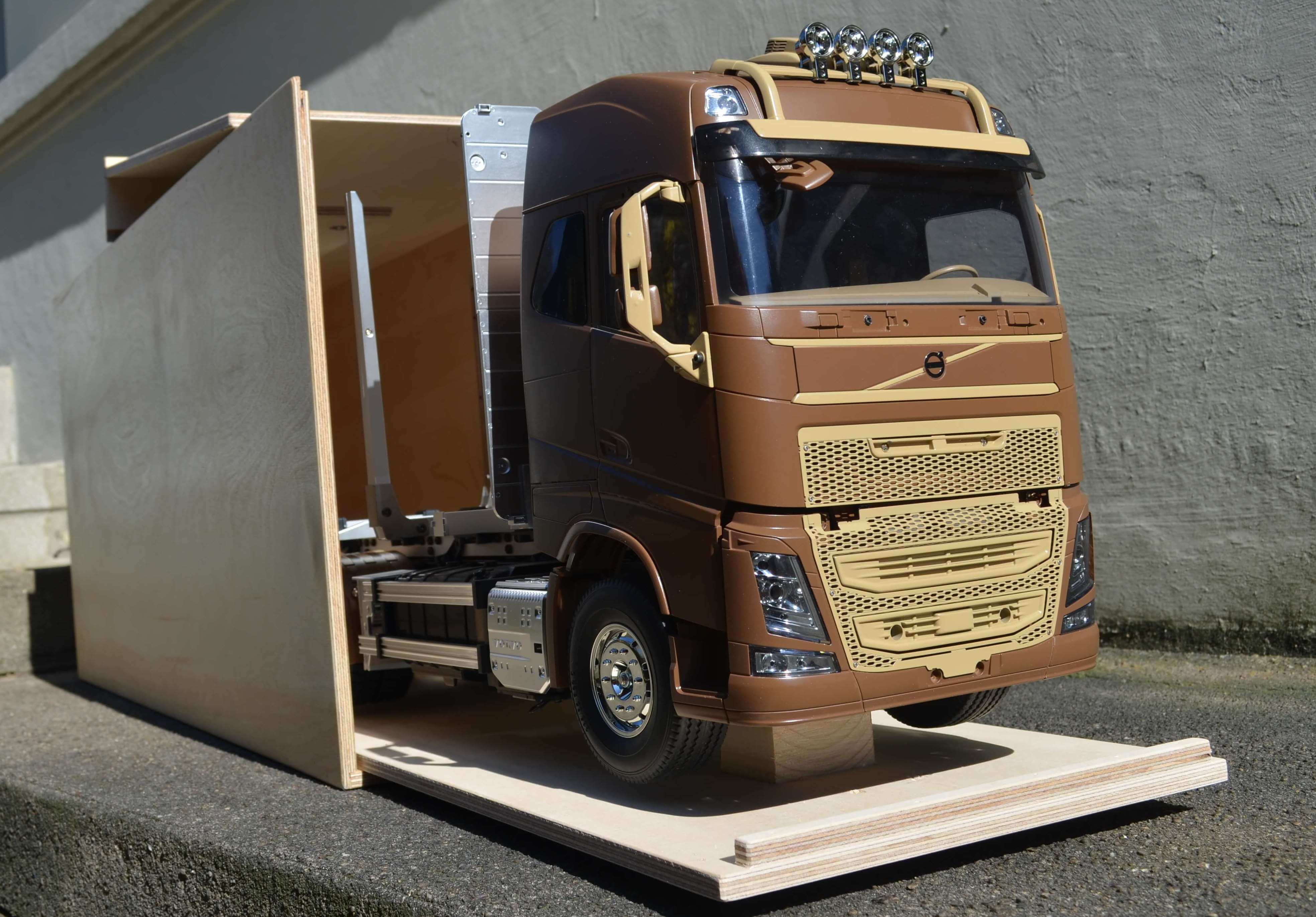 Transport box suitable for the Tamiya Volvo FH16 made of 9mm