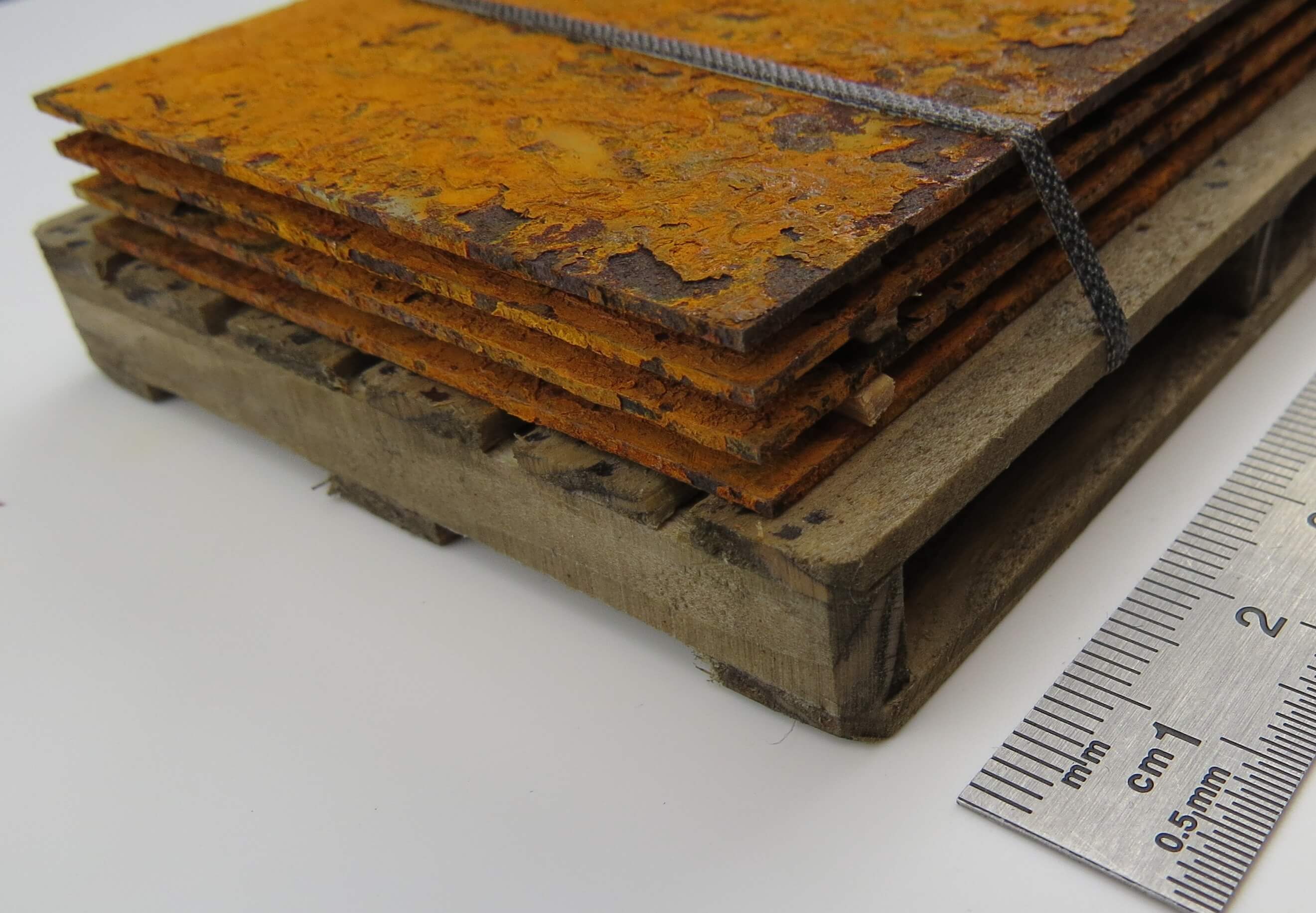 rostender Stahlplatten-Stapel auf Sonderpalette, für den