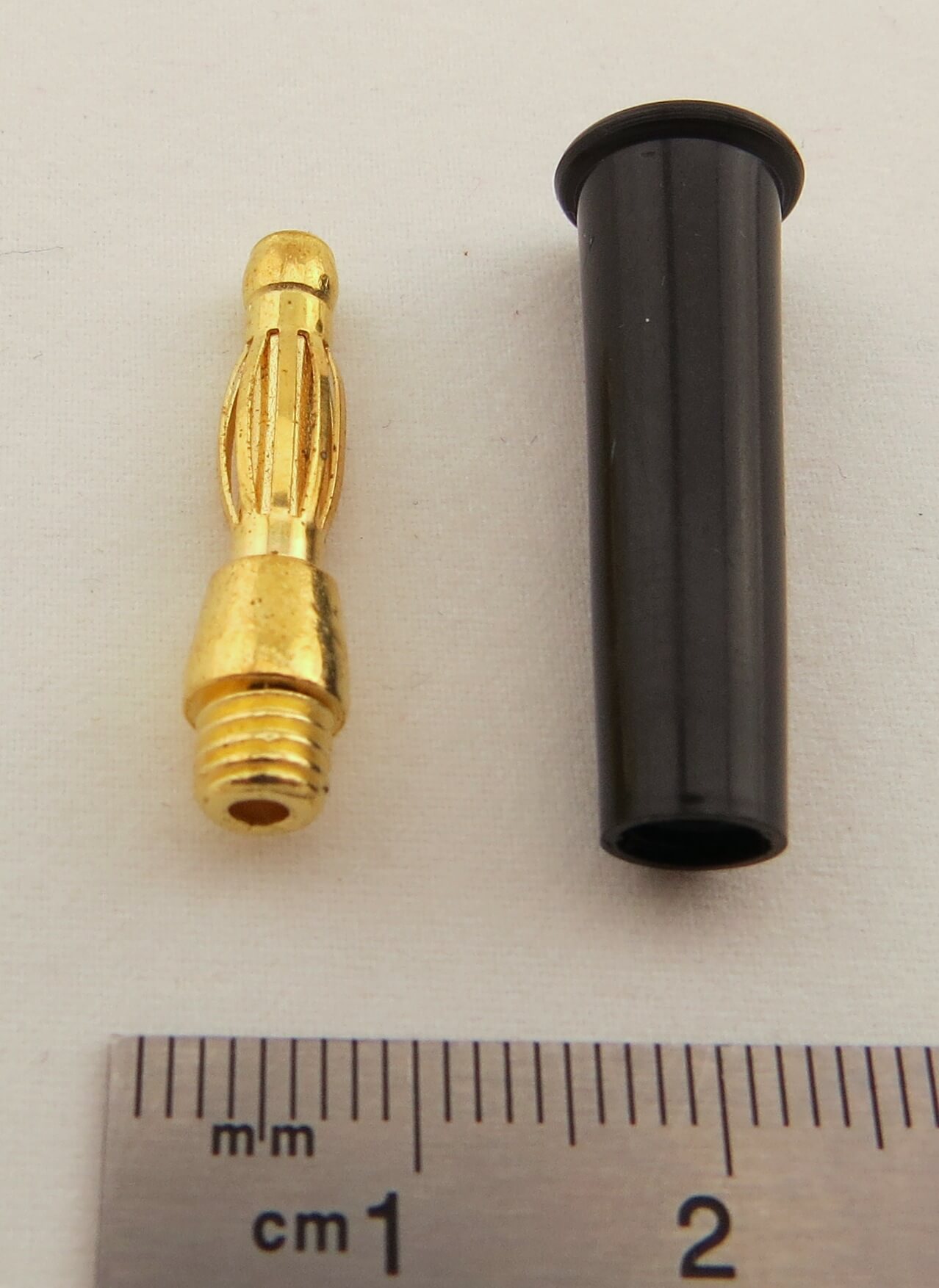 1 Stecker 4mm (Bananenstecker), schwarz, isoliert. Anschluss